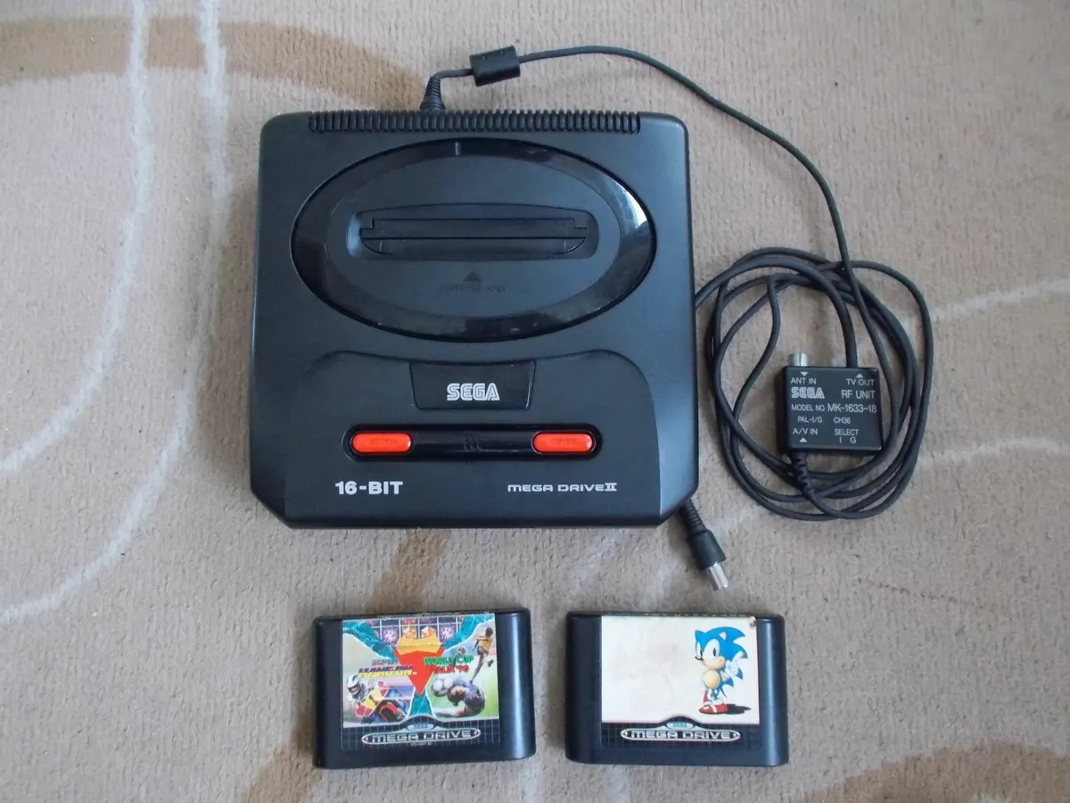 Sega Mega Drive 2 & Accessories - Image 3