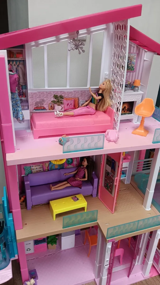 Barbie dream house with campervan - Image 1
