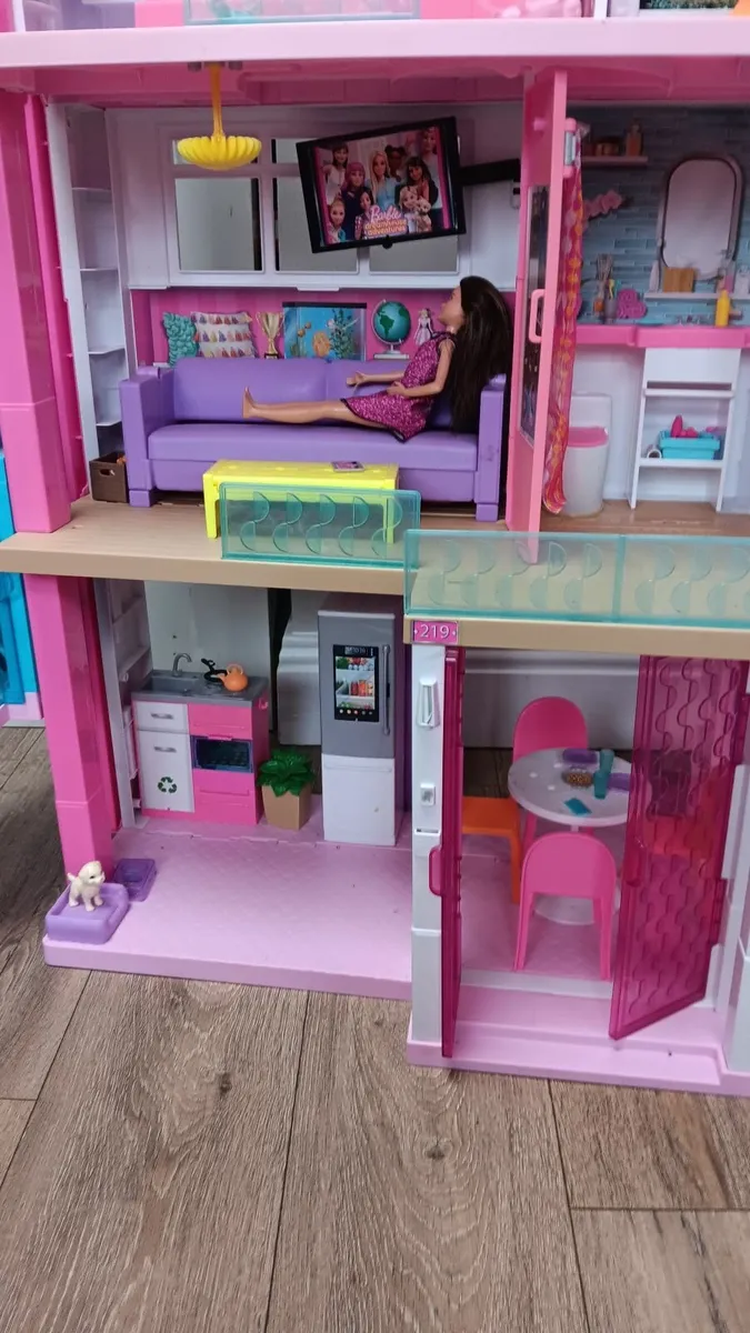 Barbie dream house with campervan - Image 3