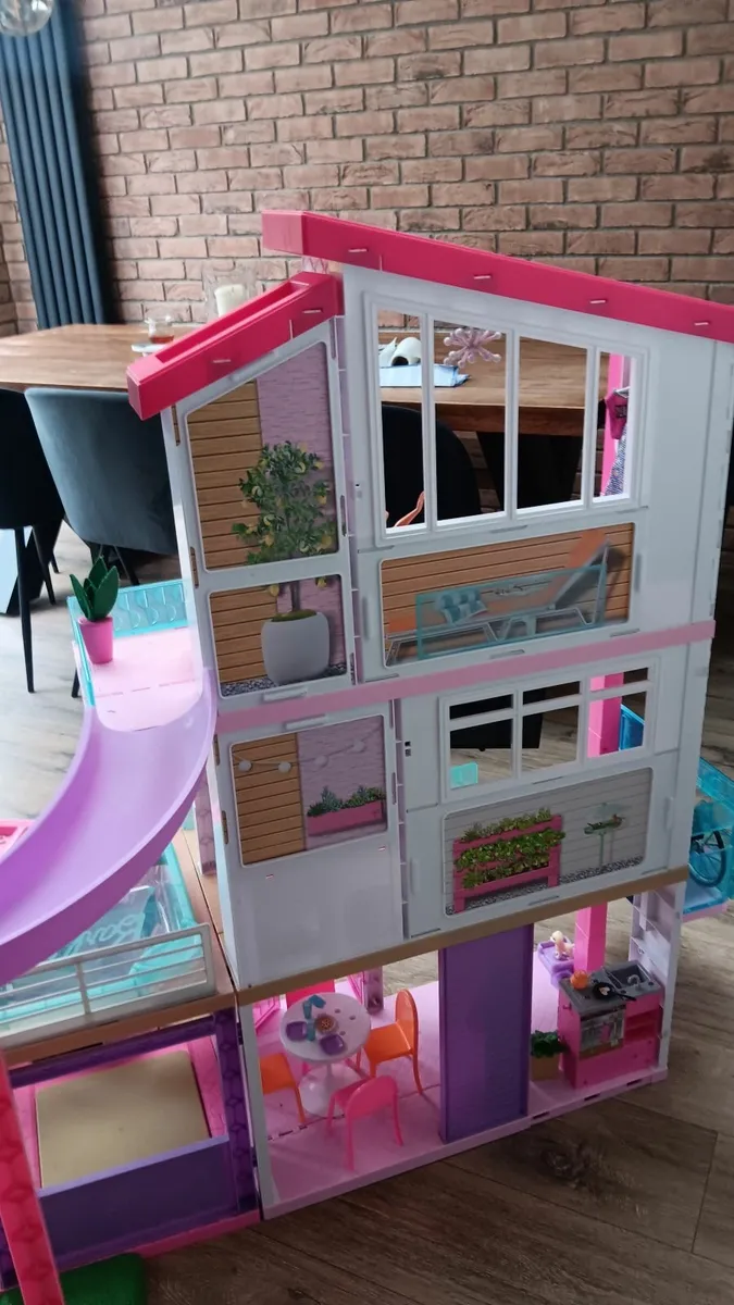 Barbie dream house with campervan - Image 4