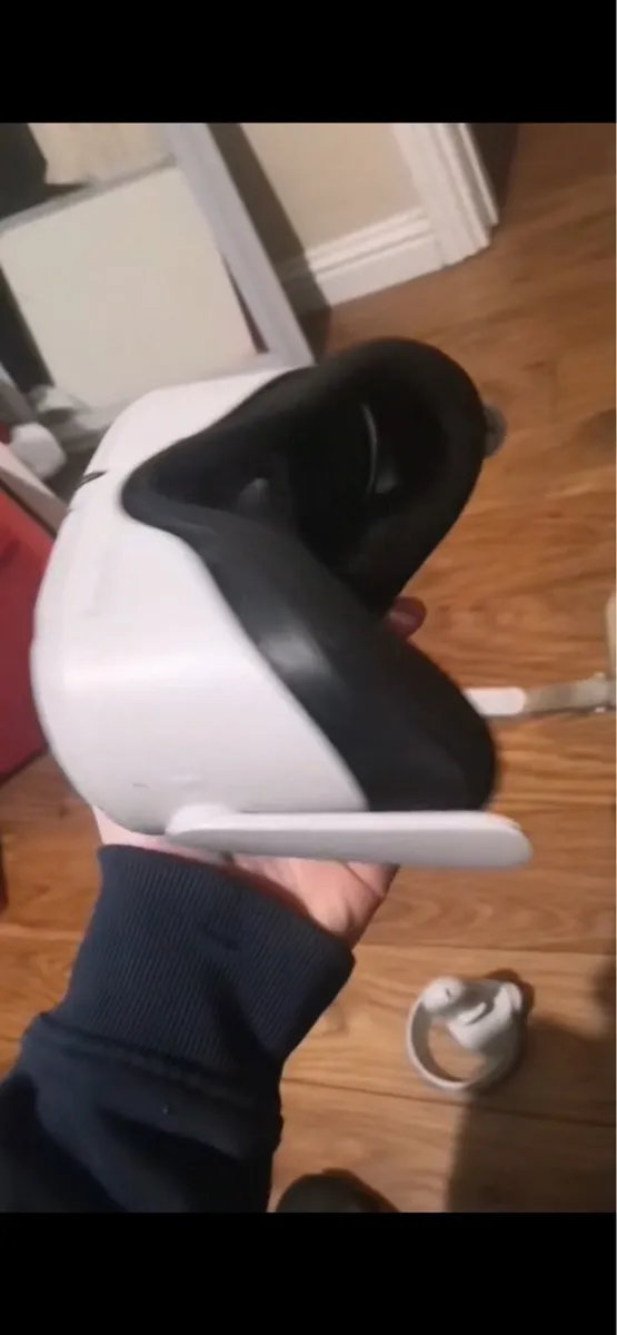 Oculus Quest 2 VR- 2 controllers - Image 2