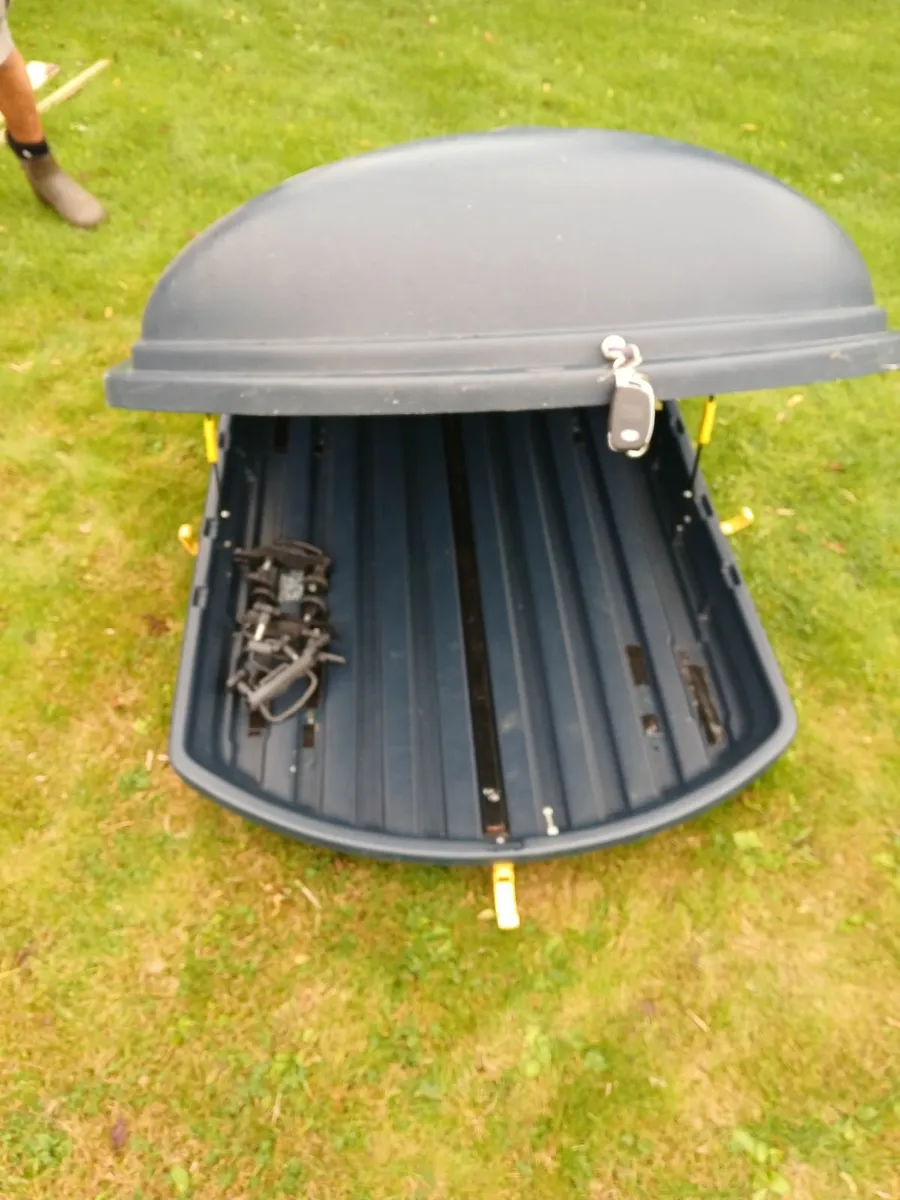 Roof box and bars - Image 4