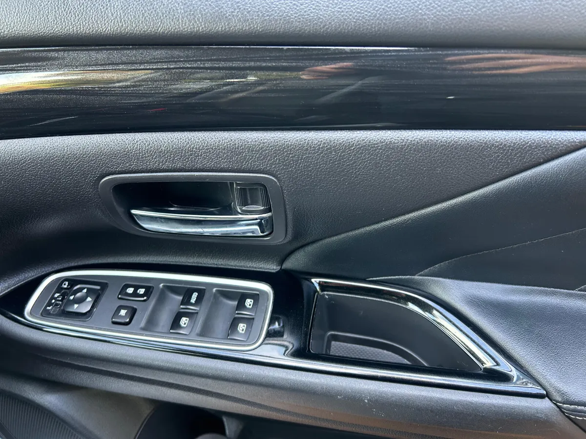 Mitsubishi Outlander 2016 2.0 AUTO PHEV - Image 4