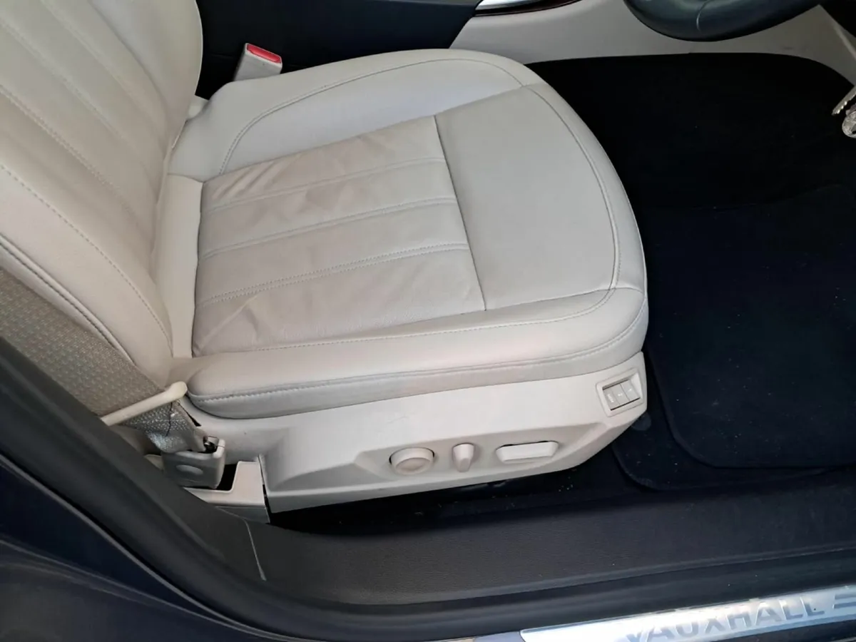 Automatic Vauxhall Insignia 2016 - Image 2
