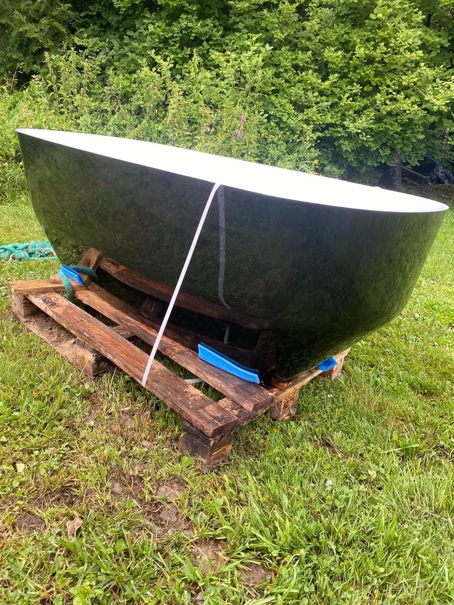 Brand new bathtub - Image 1