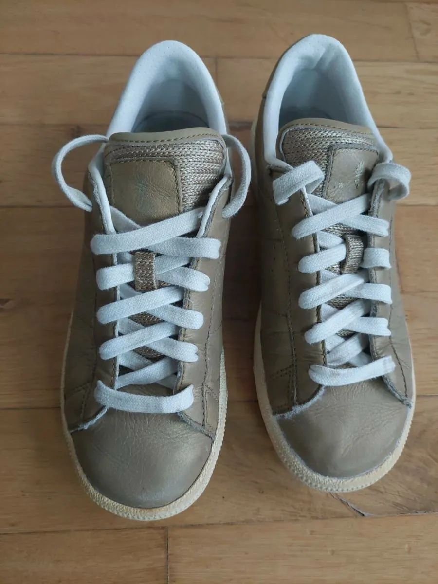 Girl's Nike trainers - Image 1