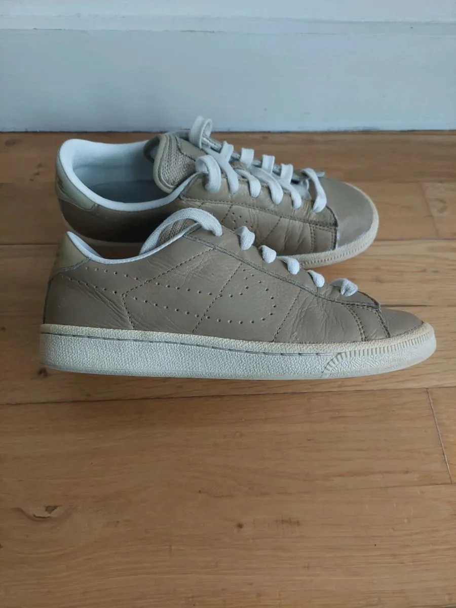 Girl's Nike trainers - Image 2