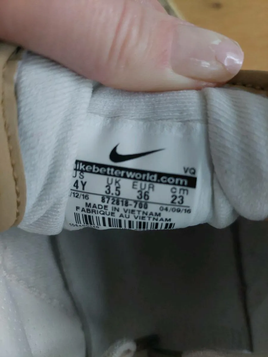 Girl's Nike trainers - Image 4