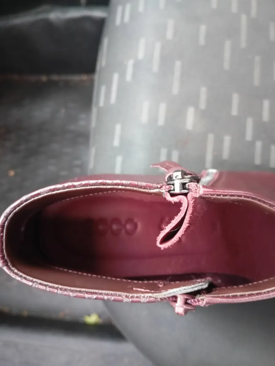 A pair of ladies boots - Image 2