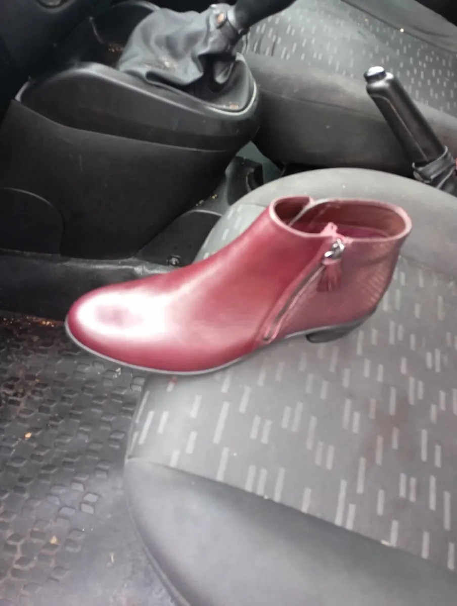 A pair of ladies boots - Image 1