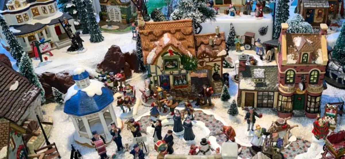 Christmas Village - Image 4