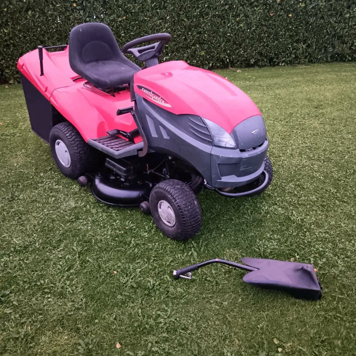 22hp Castlegarden hydrostatic all good 40"/48" - Image 1