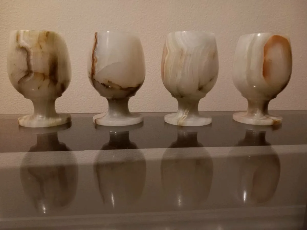 4 Onyx Wine Glasses - Image 2