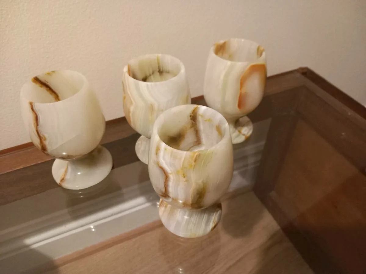4 Onyx Wine Glasses - Image 1