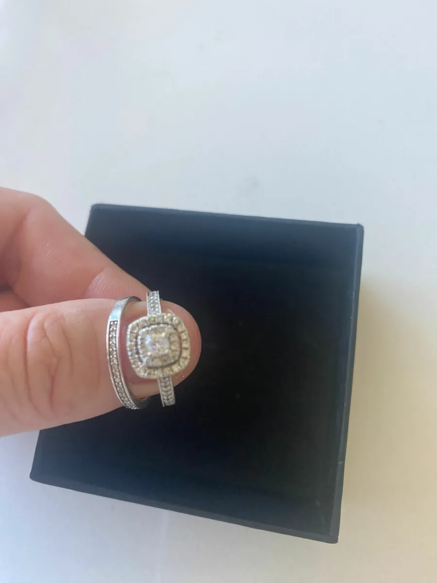 💍 9ct Gold Wedding & Engagement Ring Set - Image 1