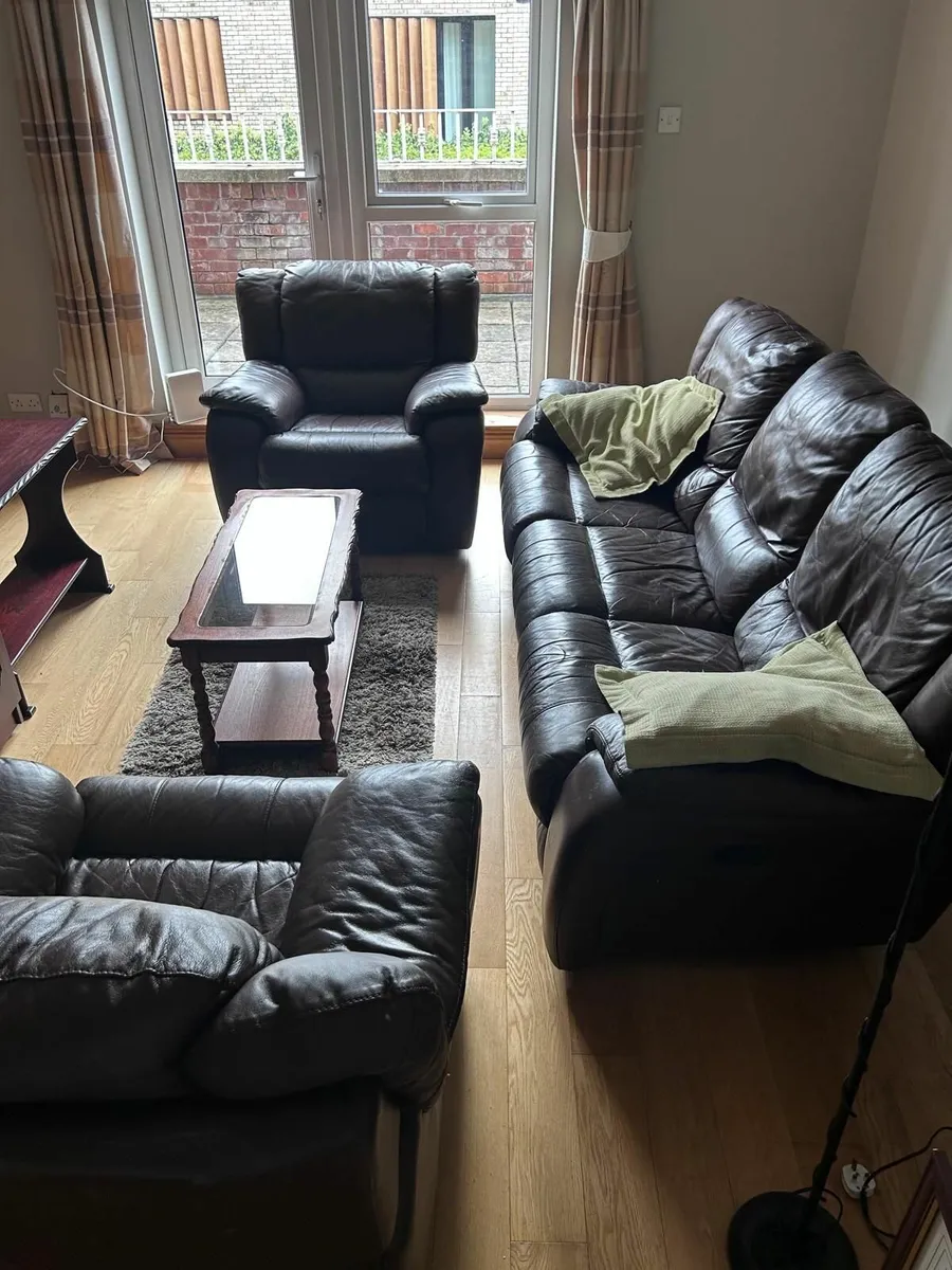 Reclining couch and armchairs - Image 1