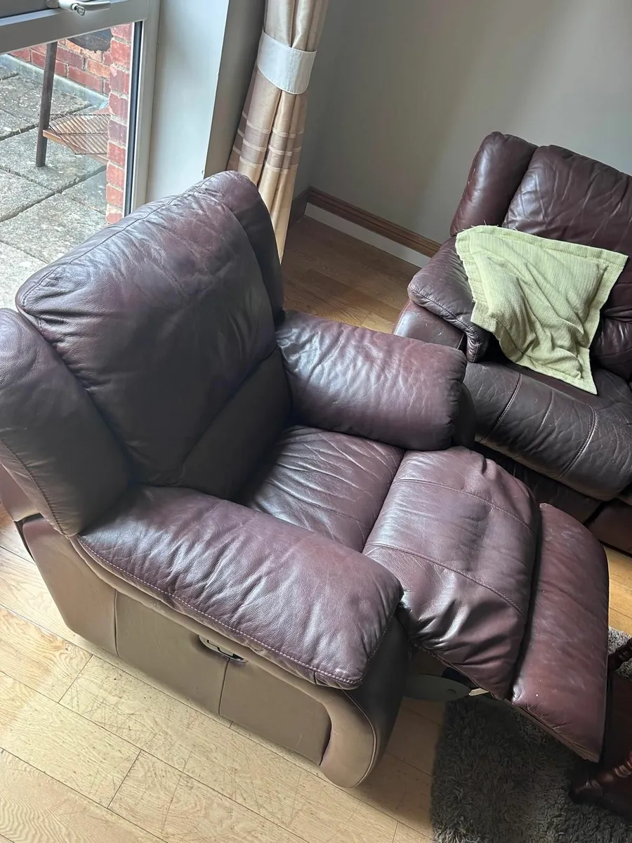 Reclining couch and armchairs - Image 2