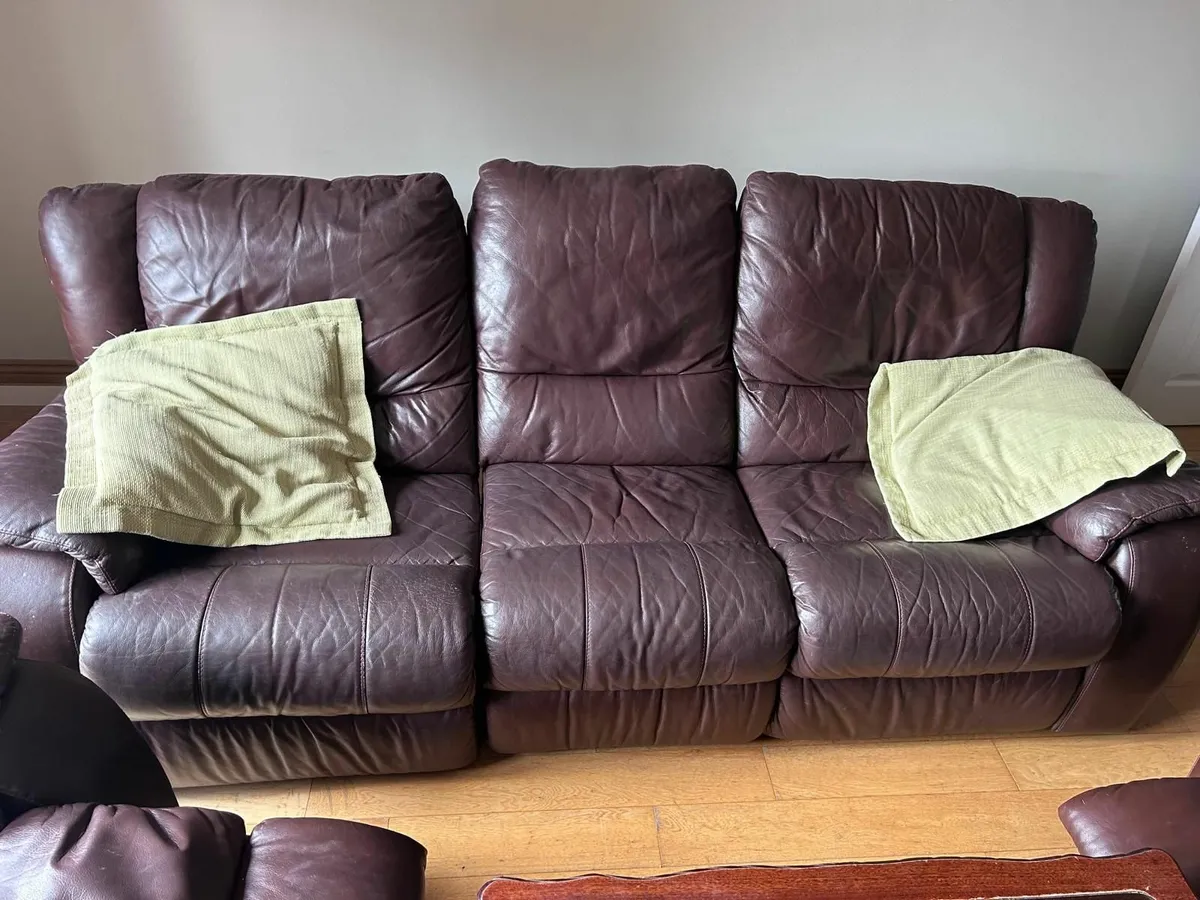 Reclining couch and armchairs - Image 3