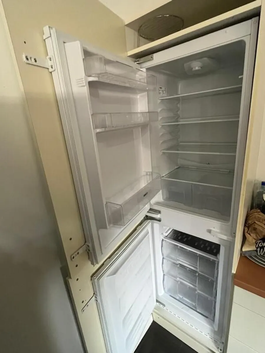 Beko integrated fridge freezer - Image 3