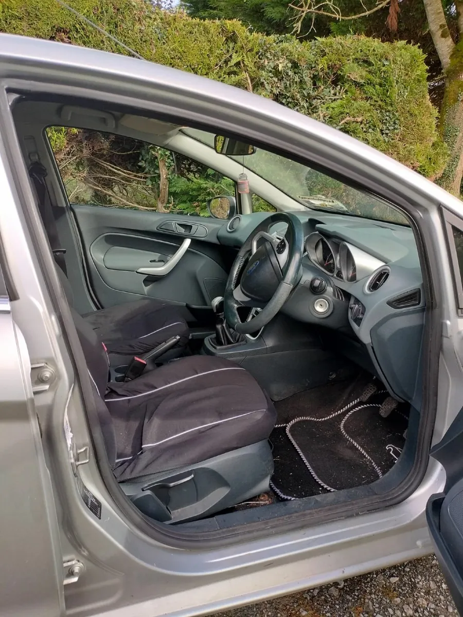 Ford Fiesta 2011 - Image 2