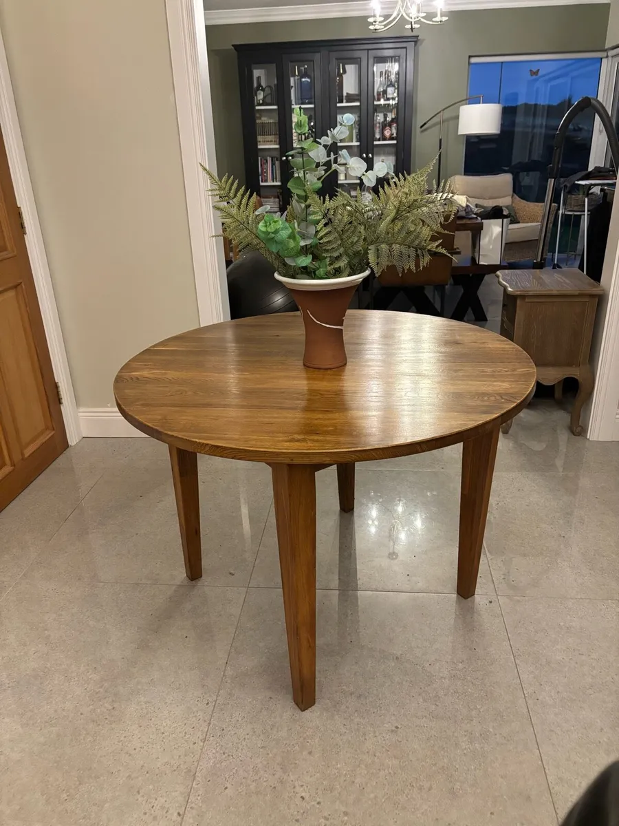 BEAUTIFUL SOLID OAK ROUND TABLE - Image 1