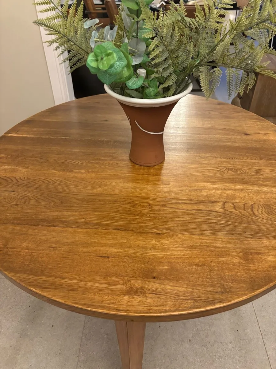 BEAUTIFUL SOLID OAK ROUND TABLE - Image 2