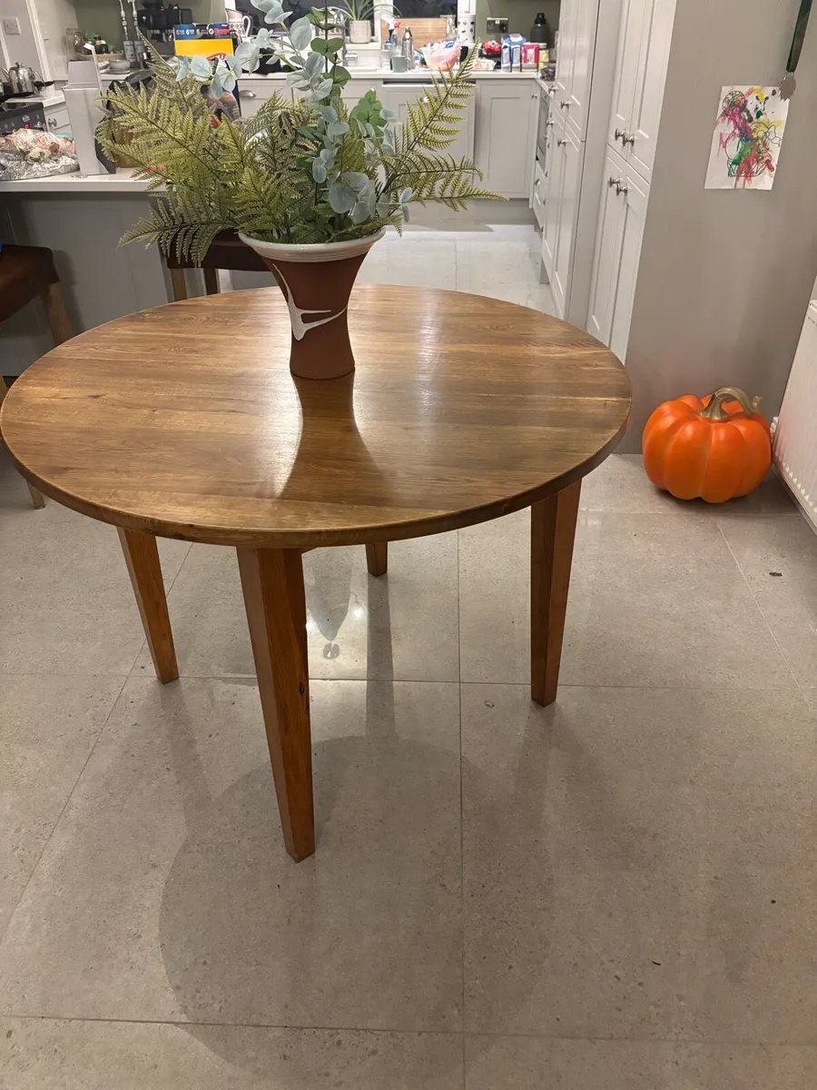BEAUTIFUL SOLID OAK ROUND TABLE - Image 3