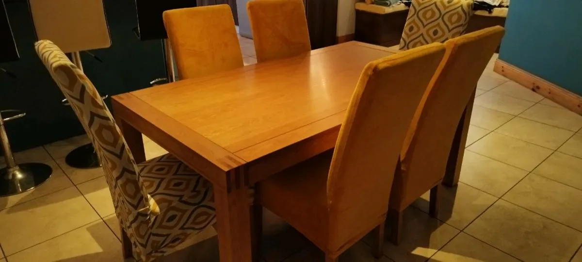 Solid Oak Extendable Dining Table & 6 Chairs for s - Image 1