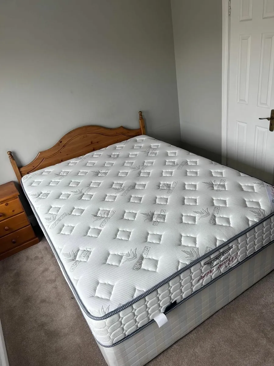 King size bed - Image 1
