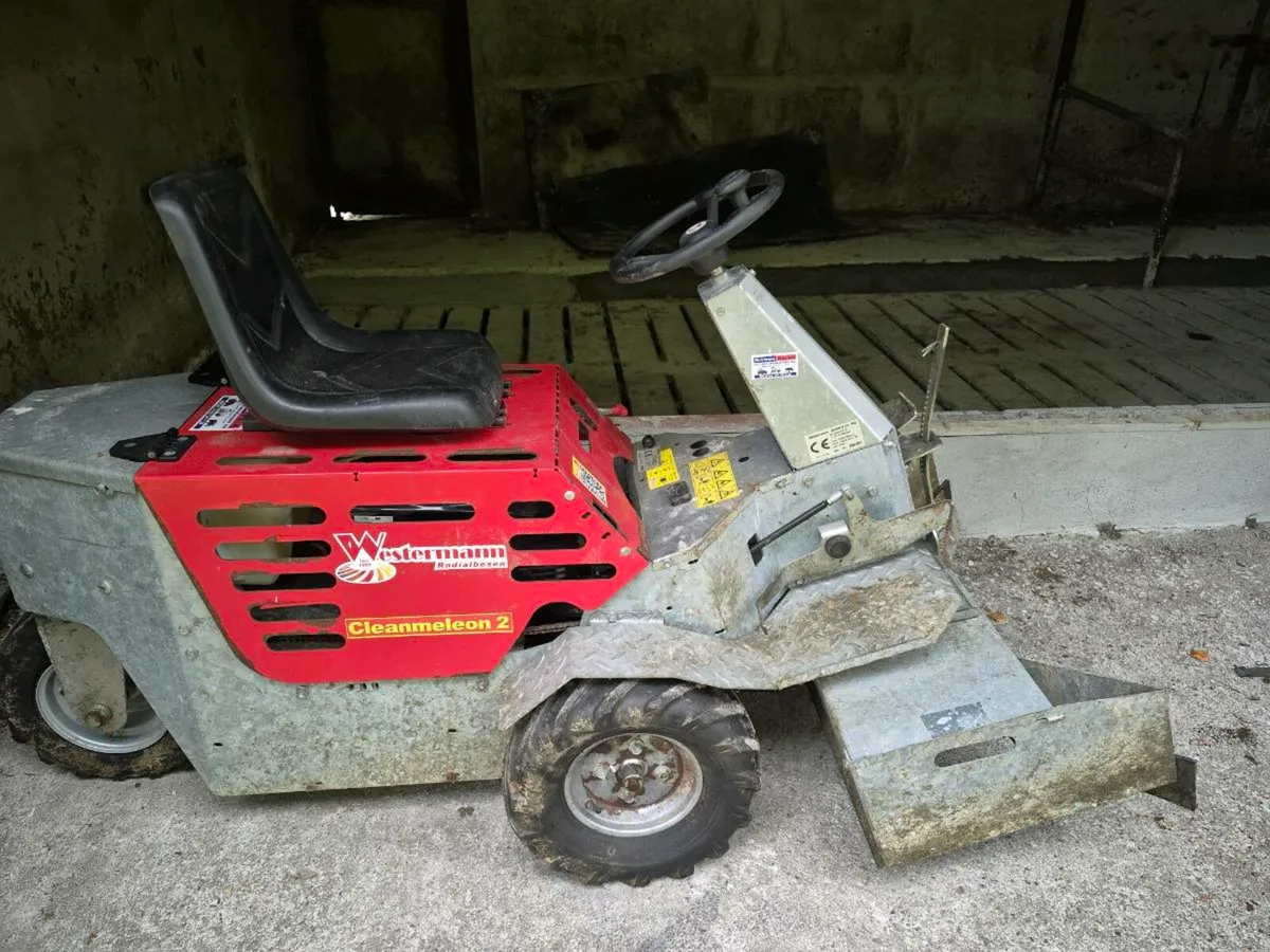 Ride on yard scraper - Image 1