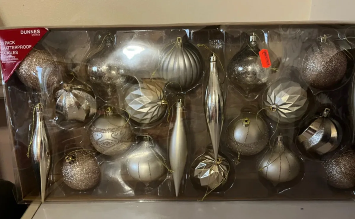 Dunnes Stores 20pk Gold shatterproof Baubles