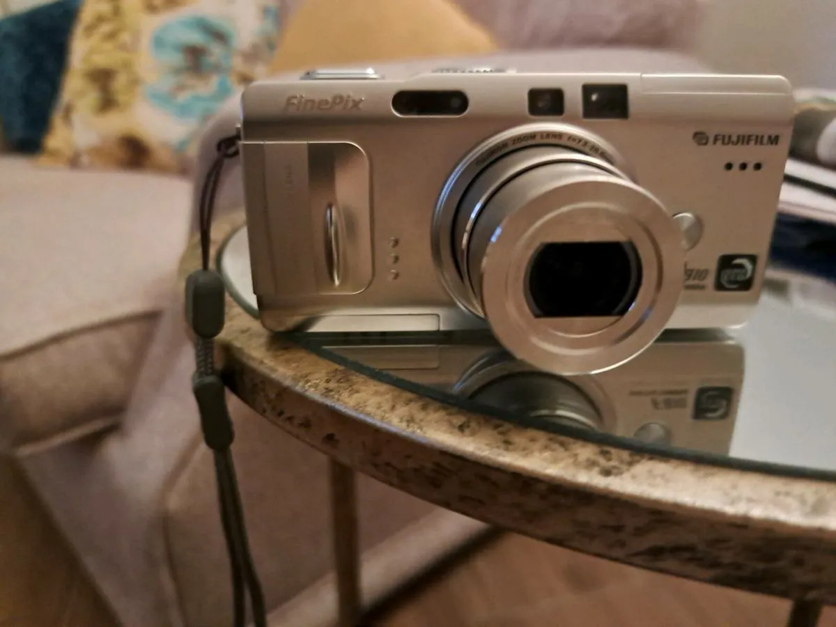 FinePixf810  Digital camera - Image 1