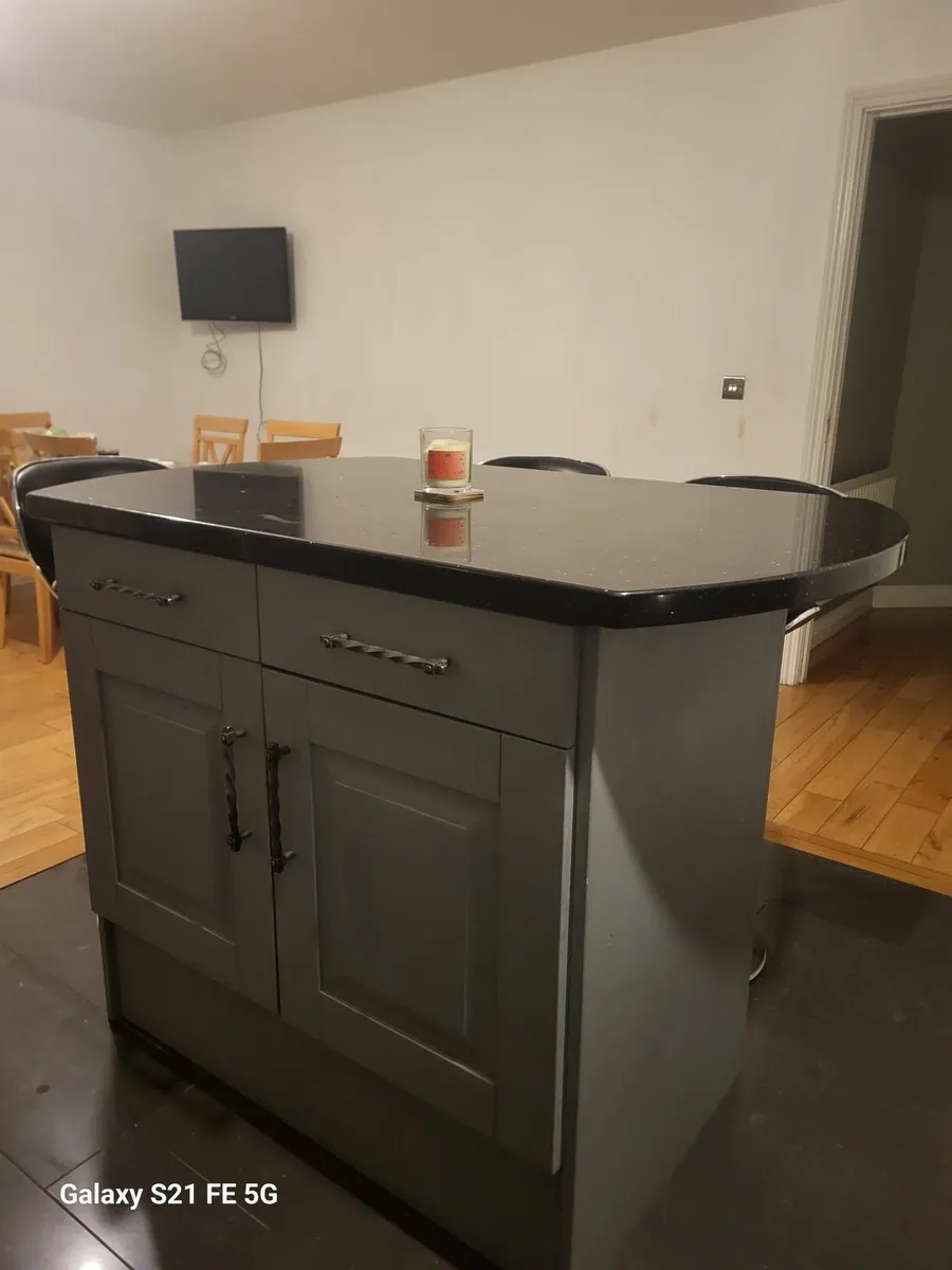 Island and 3 stools Granite worktop. - Image 2