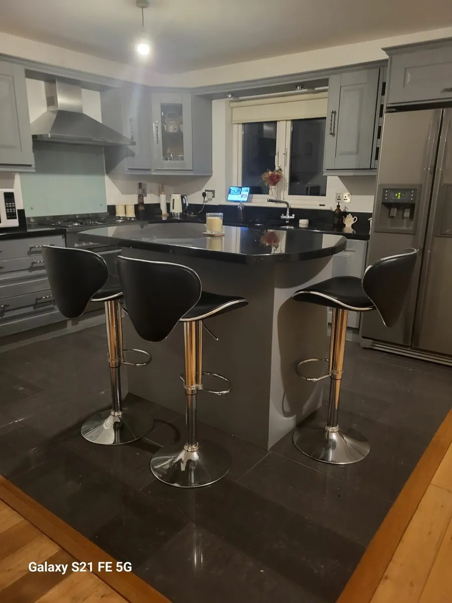 Island and 3 stools Granite worktop. - Image 3