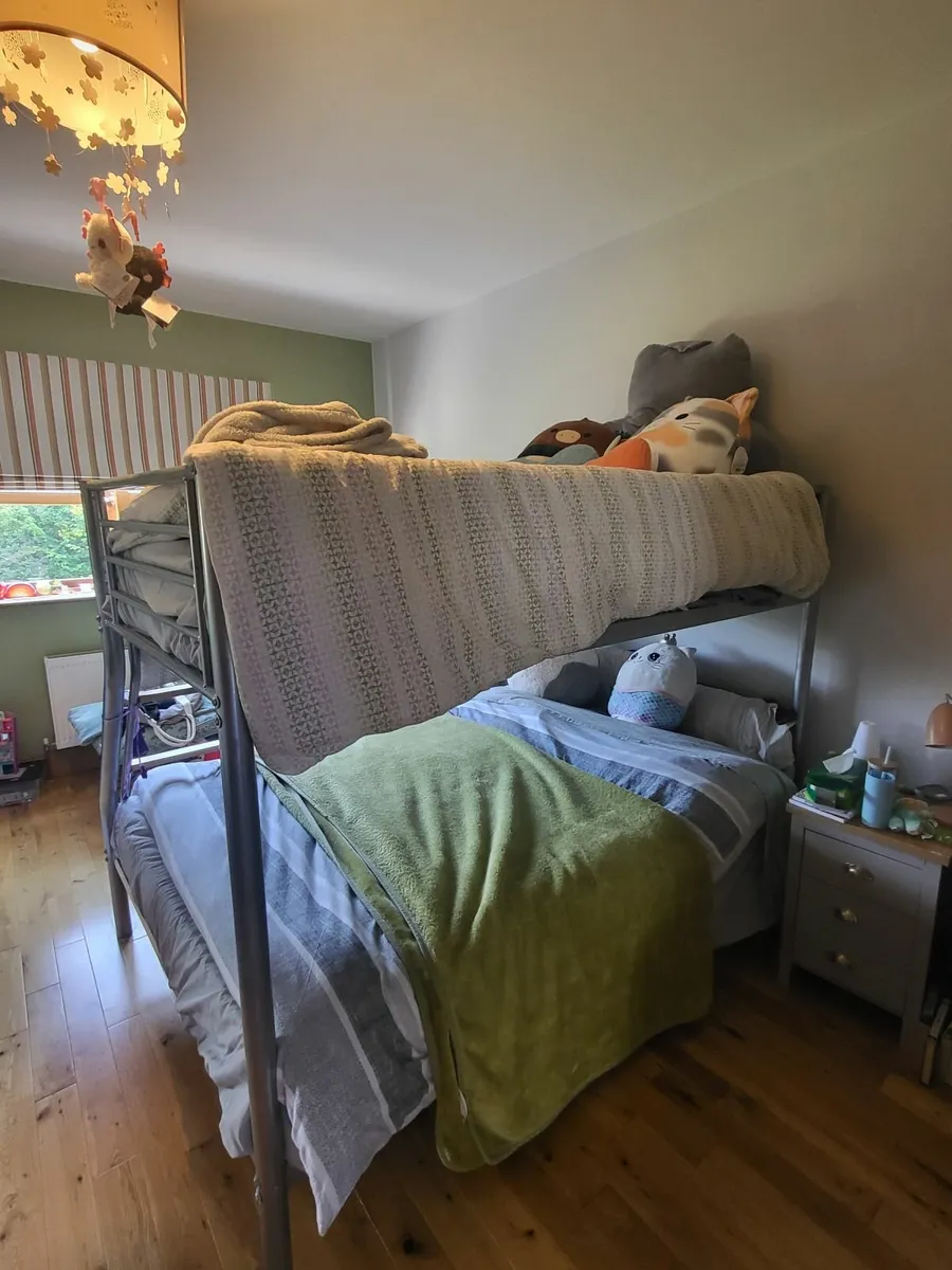 Triple metal bunk bed - Image 1