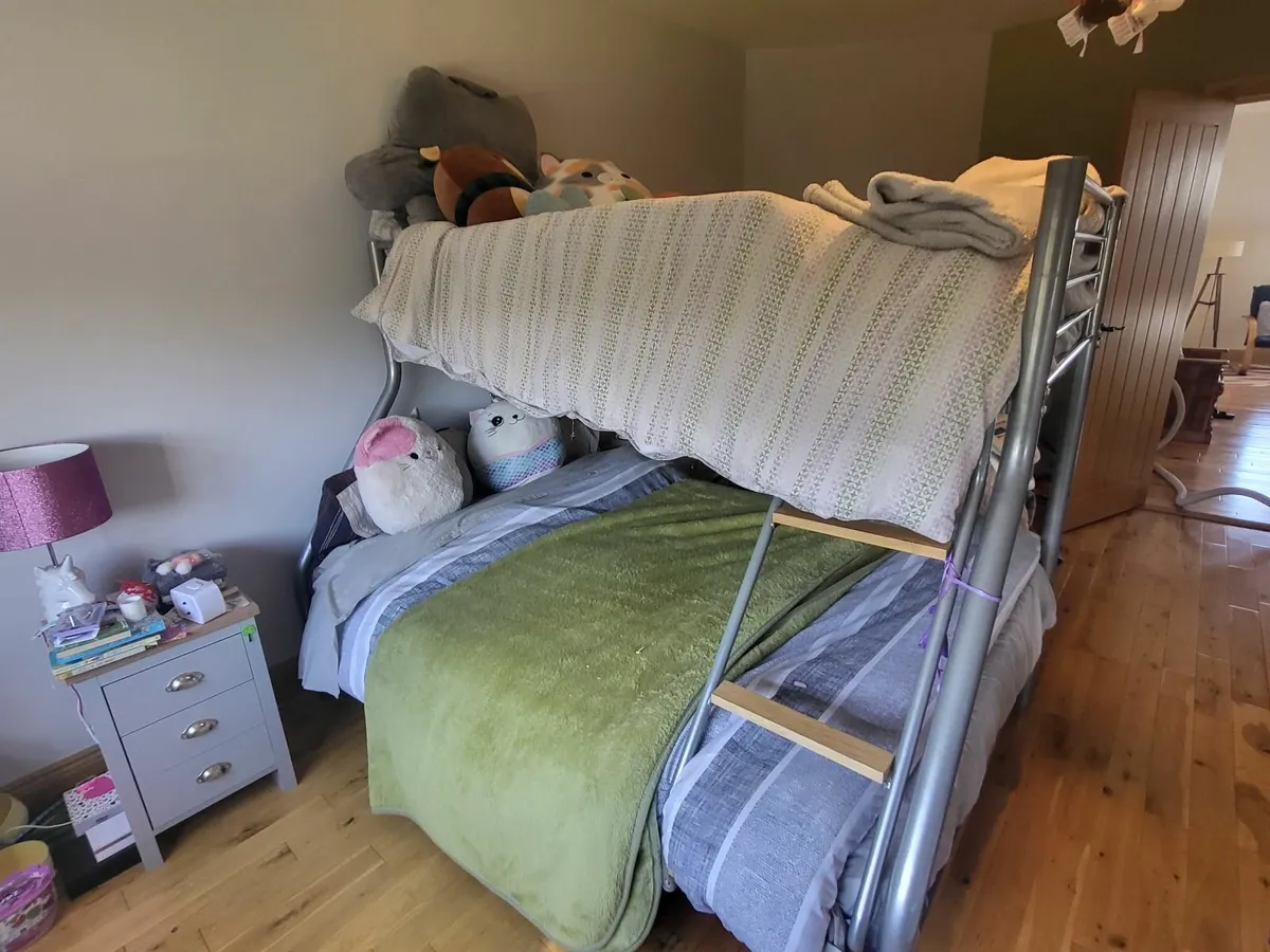 Triple metal bunk bed - Image 2