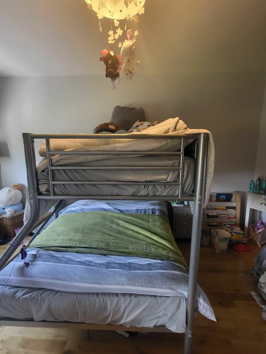 Triple metal bunk bed - Image 3