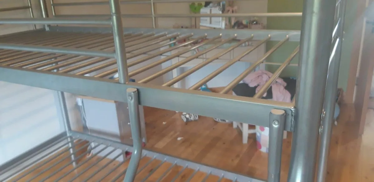 Triple metal bunk bed - Image 4