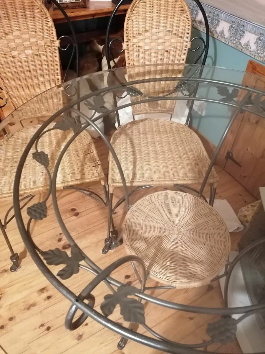 Table and chairs - Image 2