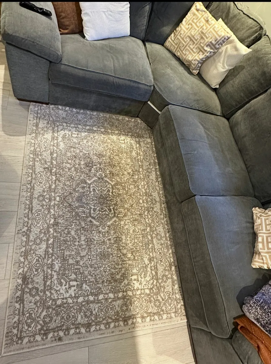 🧡 Latitude Vive Charmae Beige Rug – 1 Year Old – - Image 1