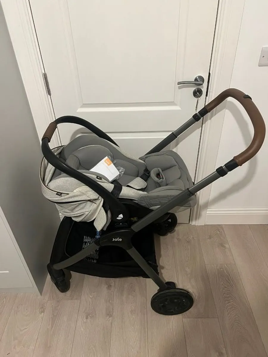 JOIE Signature Finiti Pram & Car Seat - Image 4