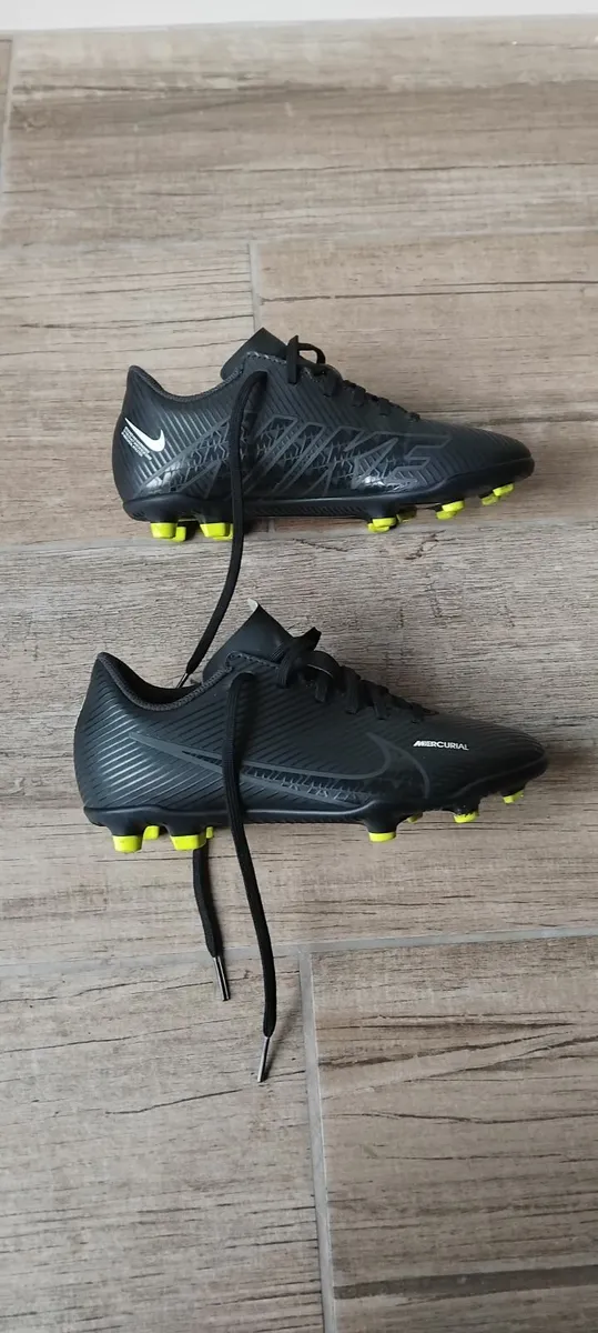 Football boots - Image 1