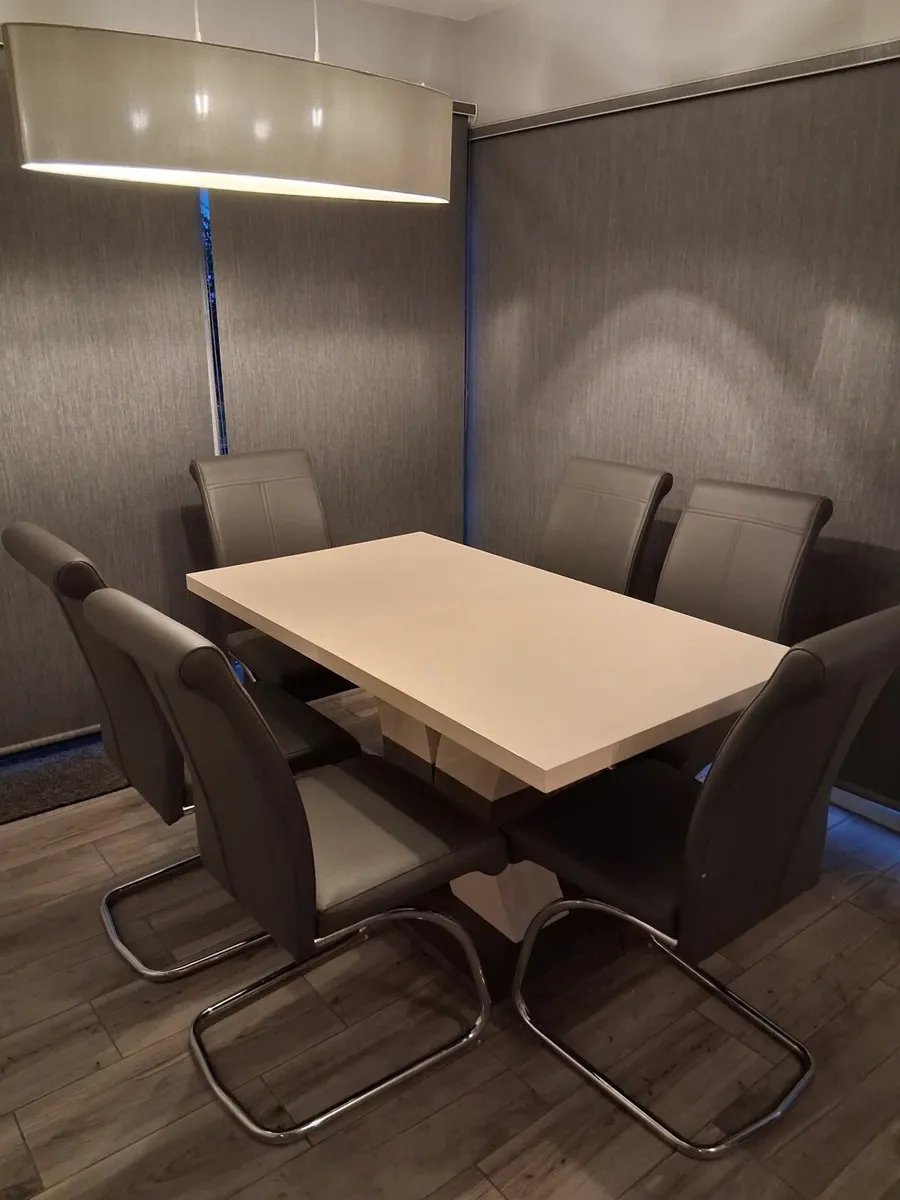 Kitchen table and 6 chairs - Image 1