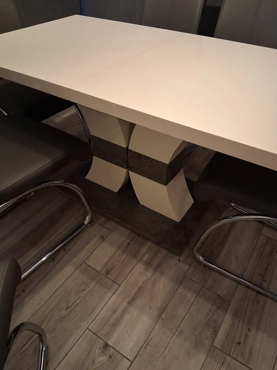 Kitchen table and 6 chairs - Image 2