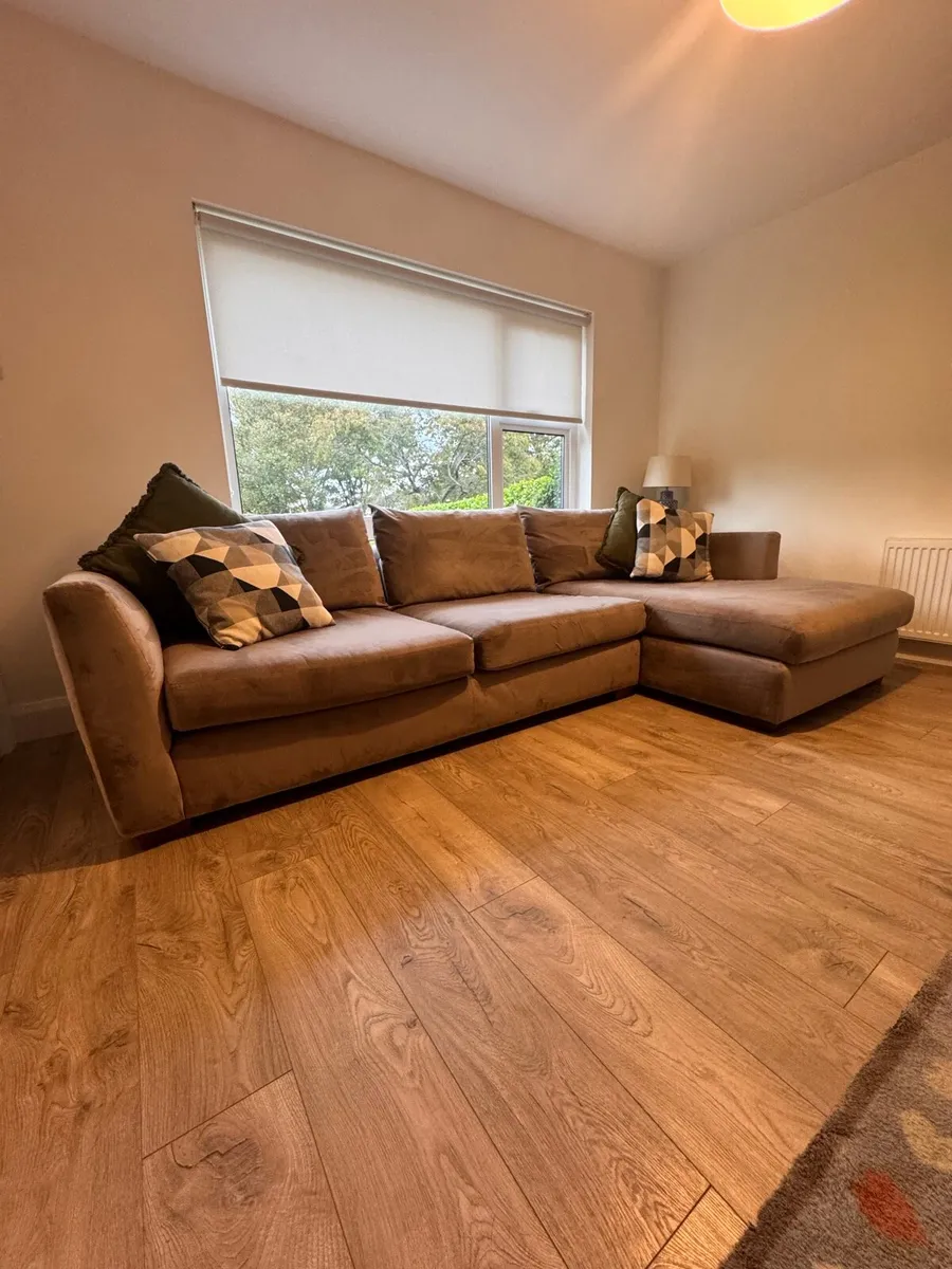 Diamond Furniture- City Sofa - Image 4