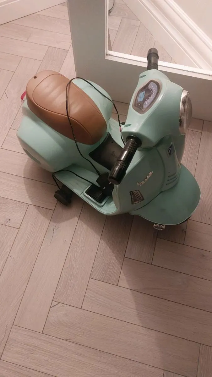 Vespa kids battery bike - Image 1