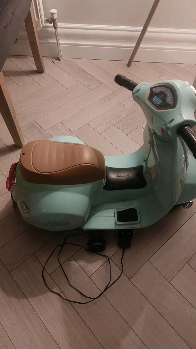 Vespa kids battery bike - Image 3