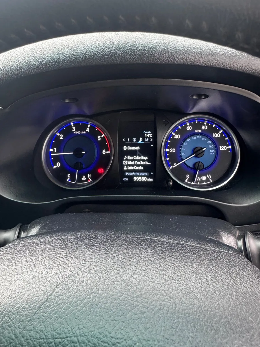 Toyota hilux invincible 2.4 - Image 2