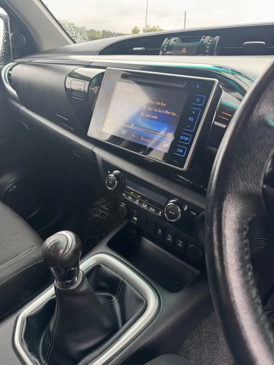 Toyota hilux invincible 2.4 - Image 4