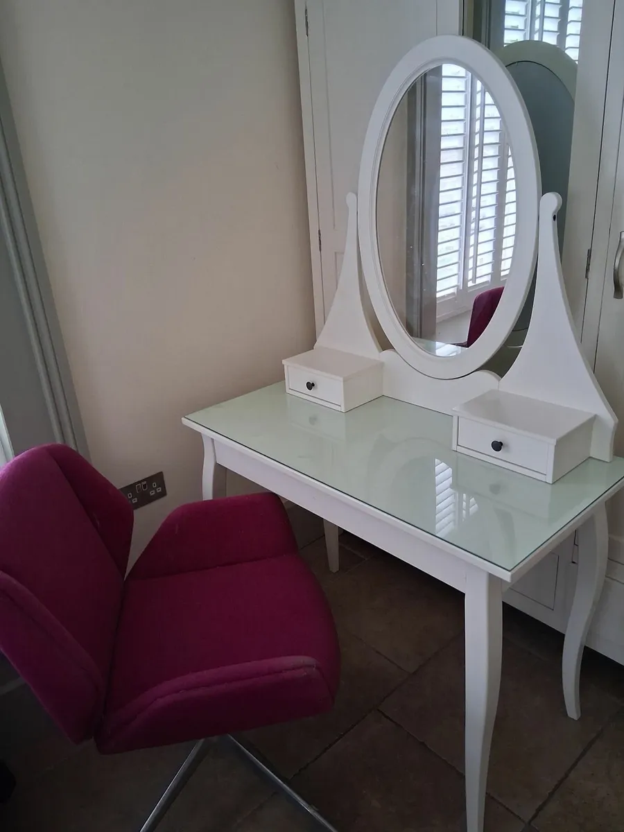Make up table - Image 2